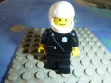 LEGO VINTAGE  Minifig   6384 6386  Police - Zipper with Badge, Black Legs, White