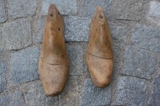 2 vecchie forme di scarpe in legno da calzolaio.