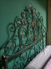 Letto singolo ferro battuto anni 20, colore verde salvia e ricami in oro