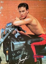 Brandon Lee seduto su una moto