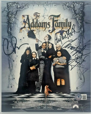 Famiglia Addams firmata 8x10