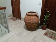 Grande Orcio in Terracotta Decorata – 70x65 cm con Coperchio