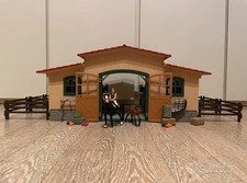 Schleich 42195 Scuderia con Cavalli e Accessori