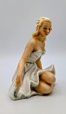 Statuina dama seduta in