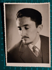 FOTO UOMO CON PIZZETTO -