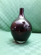 Vaso bottiglia in vetro soffiato rosso rubino, h 21cm. Anni 60