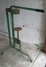 Macchina tappatrice a colonna,per bottiglie.