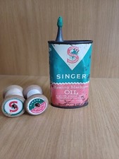 VECCHIA LATTINA OLIO LUBRIFICANTE "SINGER" MACCHINE DA CUCIRE + BOBINE IN LEGNO