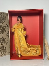 NRFB 2022 Mattel esclusiva bambola firmata Guo Pei Barbie che indossa giallo oro