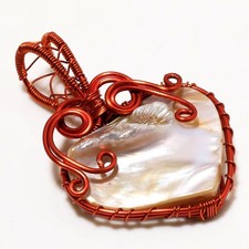 Ciondolo gioiello in rame con filo metallico fatto a mano in madreperla...