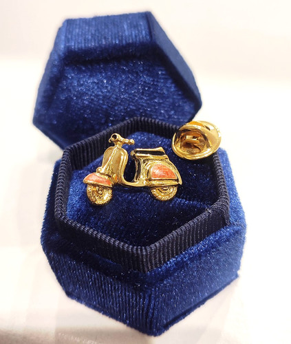Spilla vespa giacca oro - da,