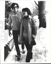 Foto stampa 1981 Alexei Semionov cammina con la moglie Lisa fuori casa.