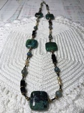 Collana con pietre lucide blu