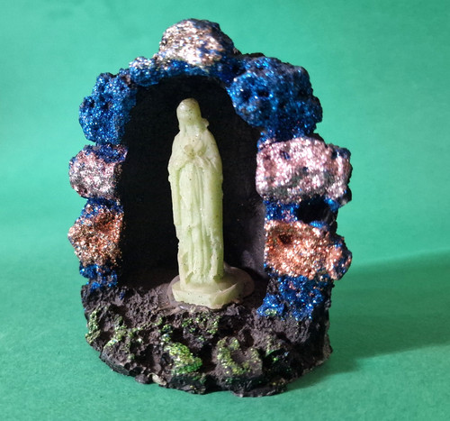 Grotta pietra lavica con - lavica,