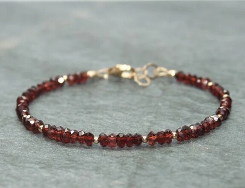 Delicato braccialetto rosso