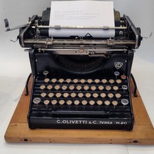 Bellissima Macchina Da Scrivere Olivetti M20  Con Base In Legno Funzionante!