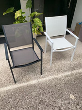 Sedie nere in alluminio con rete traforata batyline.