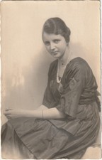 Foto cartolina giovane donna