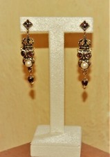 Orecchini con gufo Alcozer in ottone placcato oro con granati, perla e Swarovski