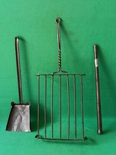 SET ANTICHI ATTREZZI DA CAMINO PALETTA SOFFIETTO GRATICOLA FERRO BATTUTO. CQ97