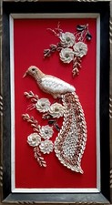 Composizione artistica in conchiglie a tema uccello e fiori con cornice in legno