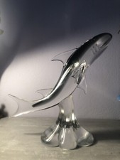 GRANDE SCULTURA IN VETRO A FORMA DI SQUALO SORRETTO DA PEDANA