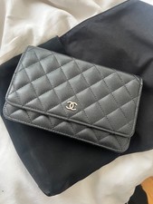 Portafoglio Chanel su catena