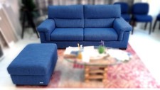 Divano in tessuto blu da tre posti oltre pouf