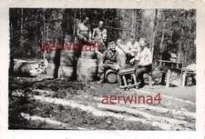 Soldati nudi festeggiano sul