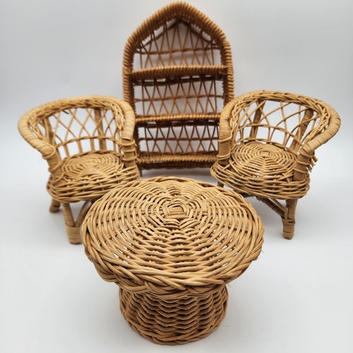 Mobile bambola vintage rattan