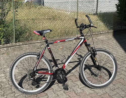 Bicicletta mountain bike mtb - mountain,