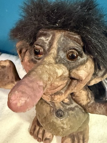 Nyform norway laughing troll - laughing,