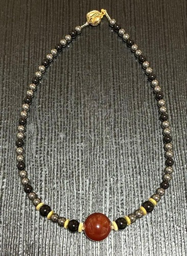 Collana con pietre naturali