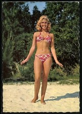 AK Donna In Bikini In Spiaggia