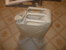 Taniche in metallo restaurate da fuoristrada epoca