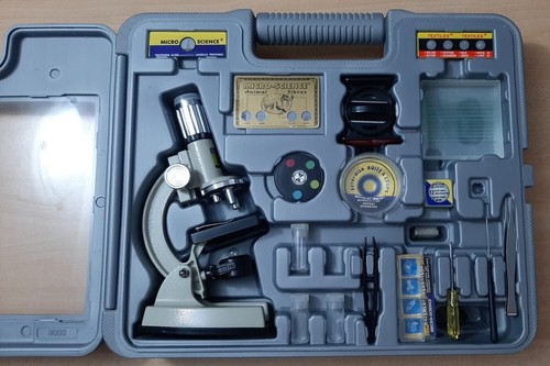 Valigetta con microscopio - con,