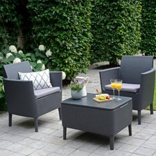 Set da giardino con poltrone e