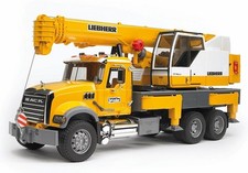 BRUDER 02818-scala 1:16-  CAMION LIEBHERR  MACK GRANITE CON GRU - NUOVO