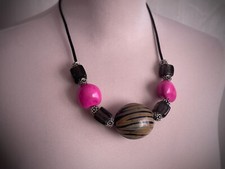 Collana etnica girocollo donna osso, kukuy fucsia, vetri siriani, caucciù