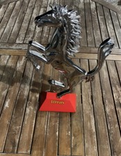 statua cavallino ferrari show room negozio esposizione cromato italy collezzione