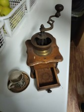 Antico Macinacaffè in legno, in buone condizioni nonostante l'età.