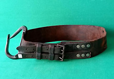 ANTICA CINTURA IN CUOIO CON GANCIO A MOLLA IN FERRO BATTUTO PER MOTOSEGA. CO92