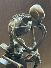 Statua scultura scheletro