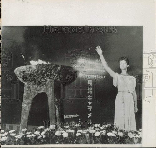 1964 stampa foto donna accende - donna,