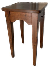 Sgabello in legno in stile