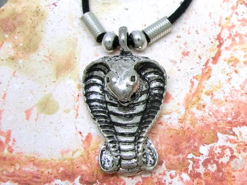 Collana con ciondolo serpente
