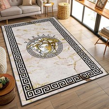 Tappeto Versace con cornice greca, sfondo effetto marmo, tappeto beige e nero