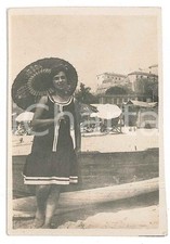 1920 ca COSTUME ITALIA Donna in spiaggia con parasole - Foto anonima 6x9 cm