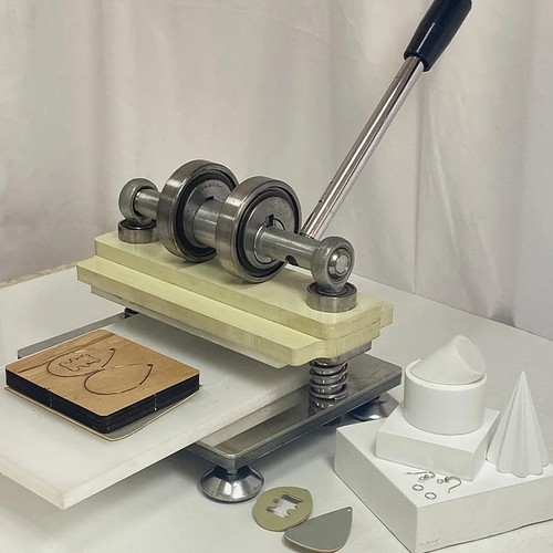 Piccola fustellatrice manuale