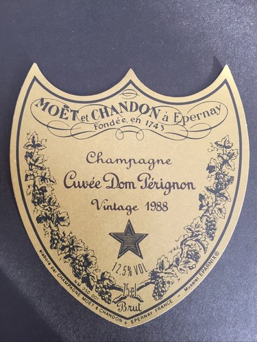 Une étiquette champagne - une,